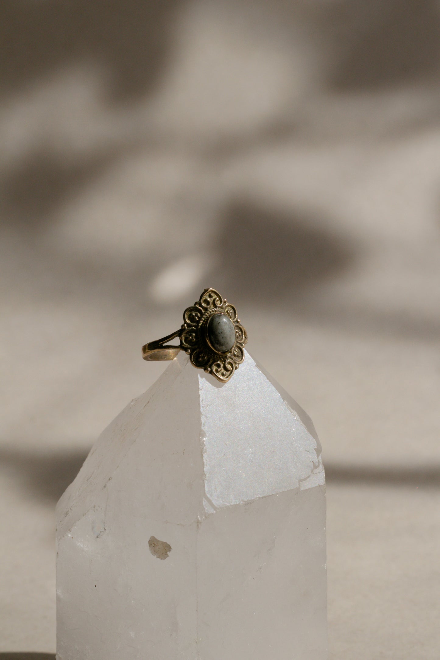 Anillo de howlita - Joyería mágica