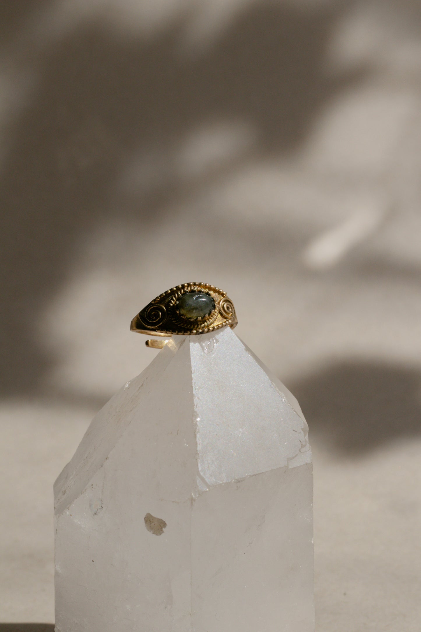 Anillo de labradorita - Joyería mágica