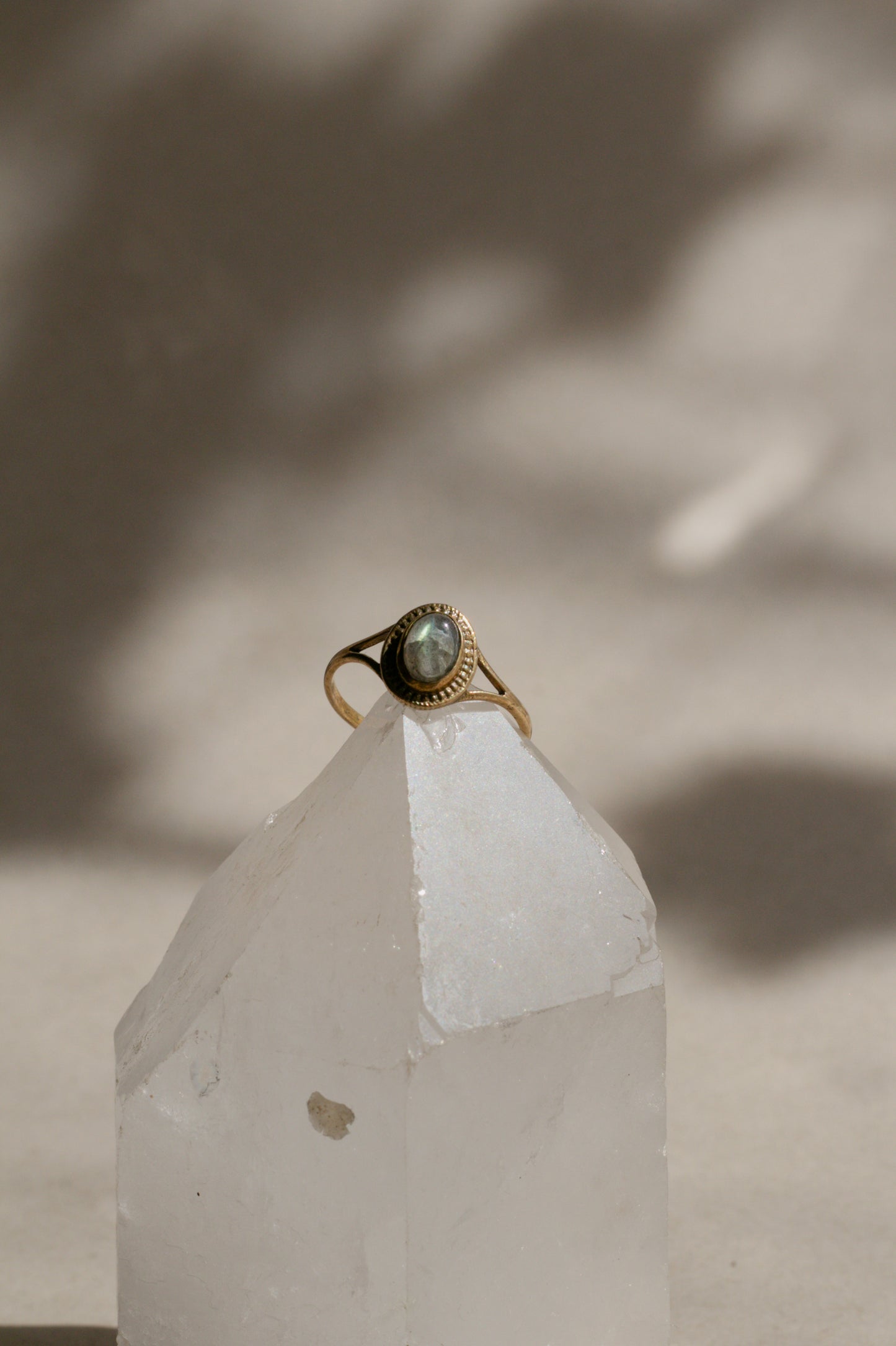 Anillo de labradorita - Joyería mágica