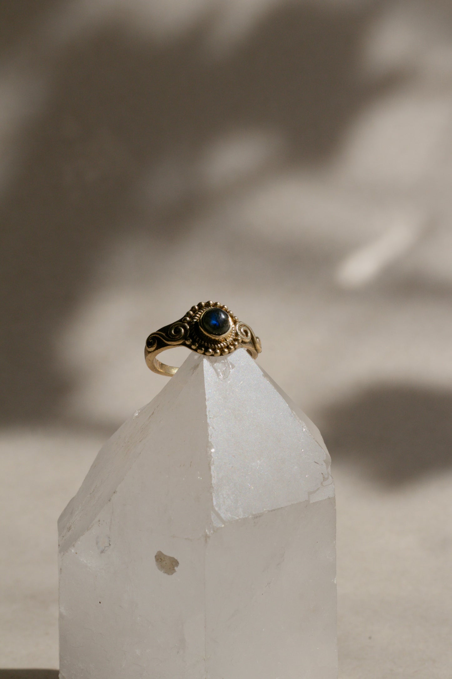 Anillo de labradorita - Joyería mágica
