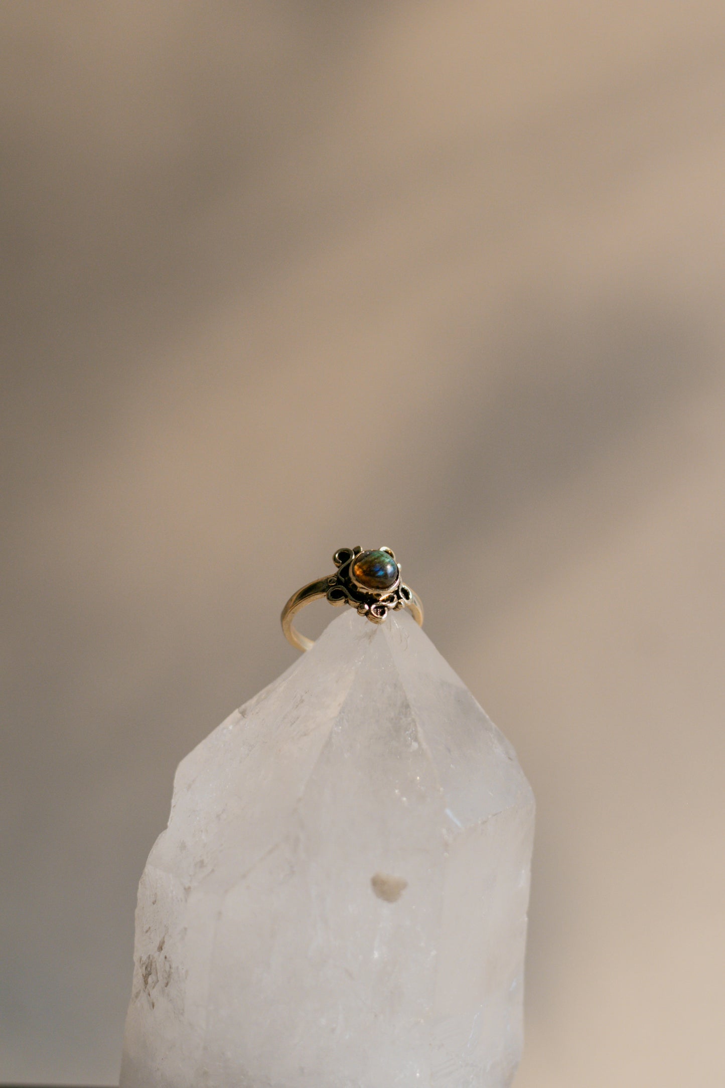 Anillo de labradorita - Joyería mágica