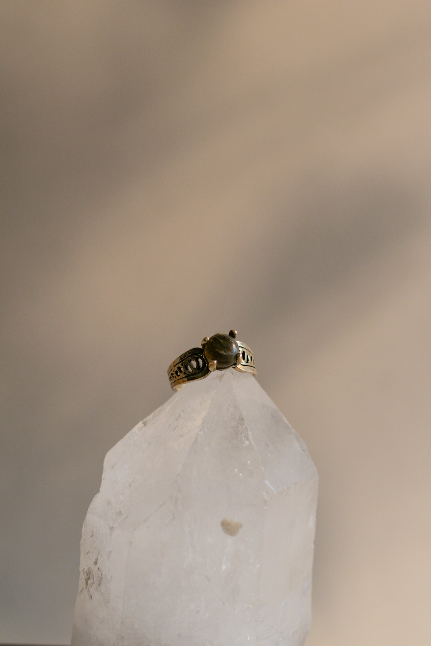 Anillo de labradorita - Joyería mágica