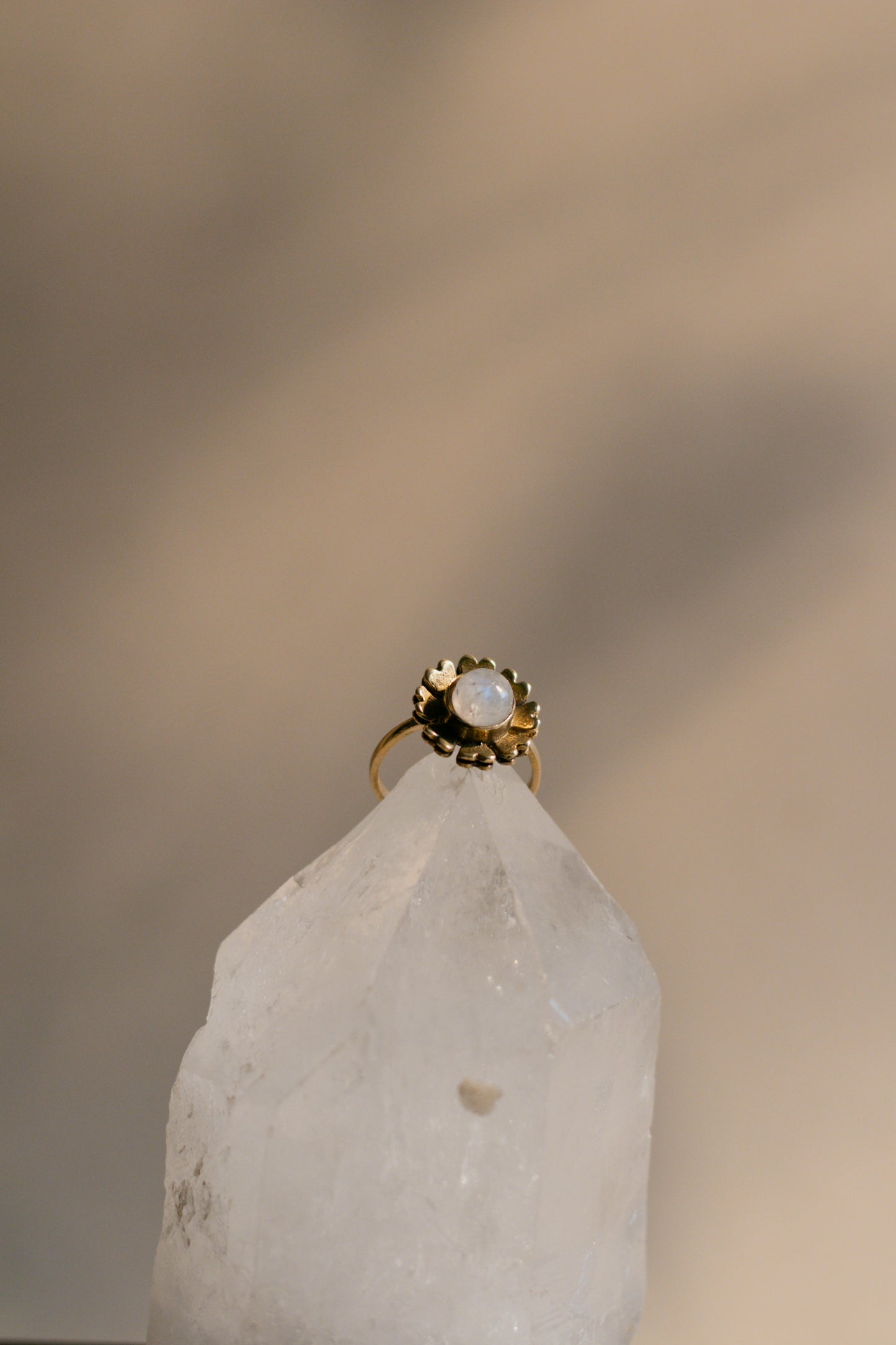 Anillo de piedra luna - Joyería mágica