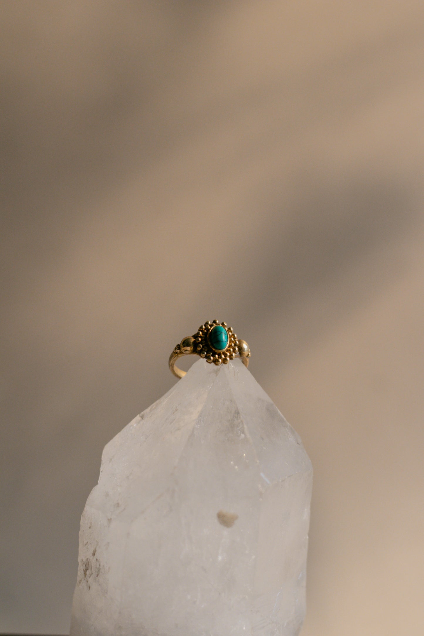 Anillo de howlita azul - Joyería mágica