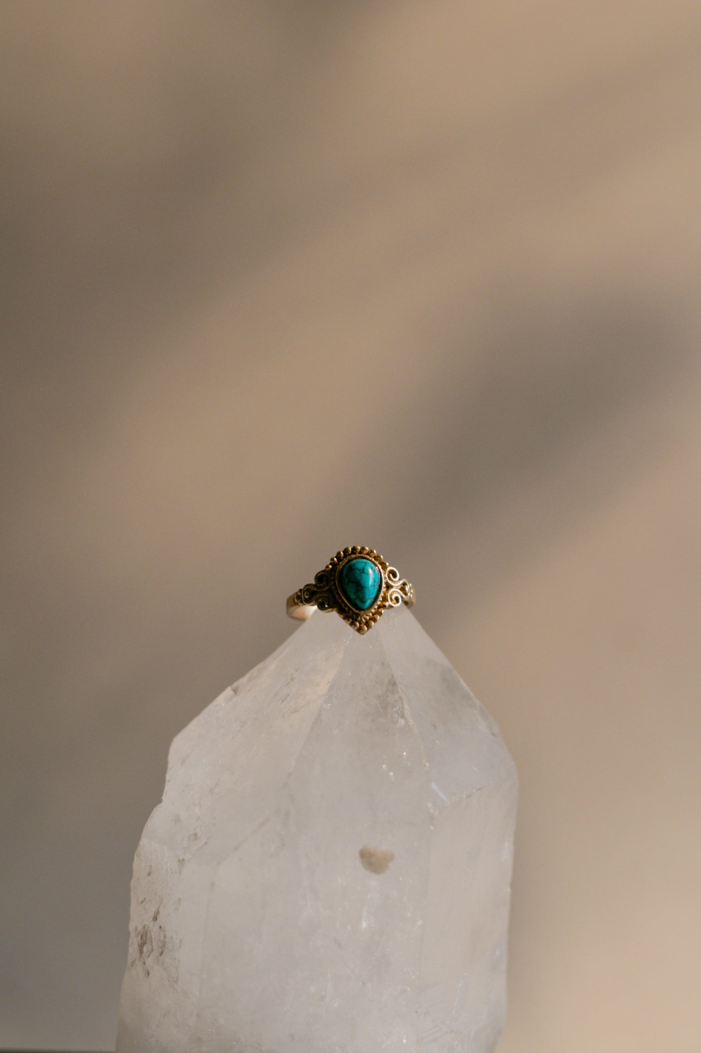 Anillo de howlita azul - Joyería mágica