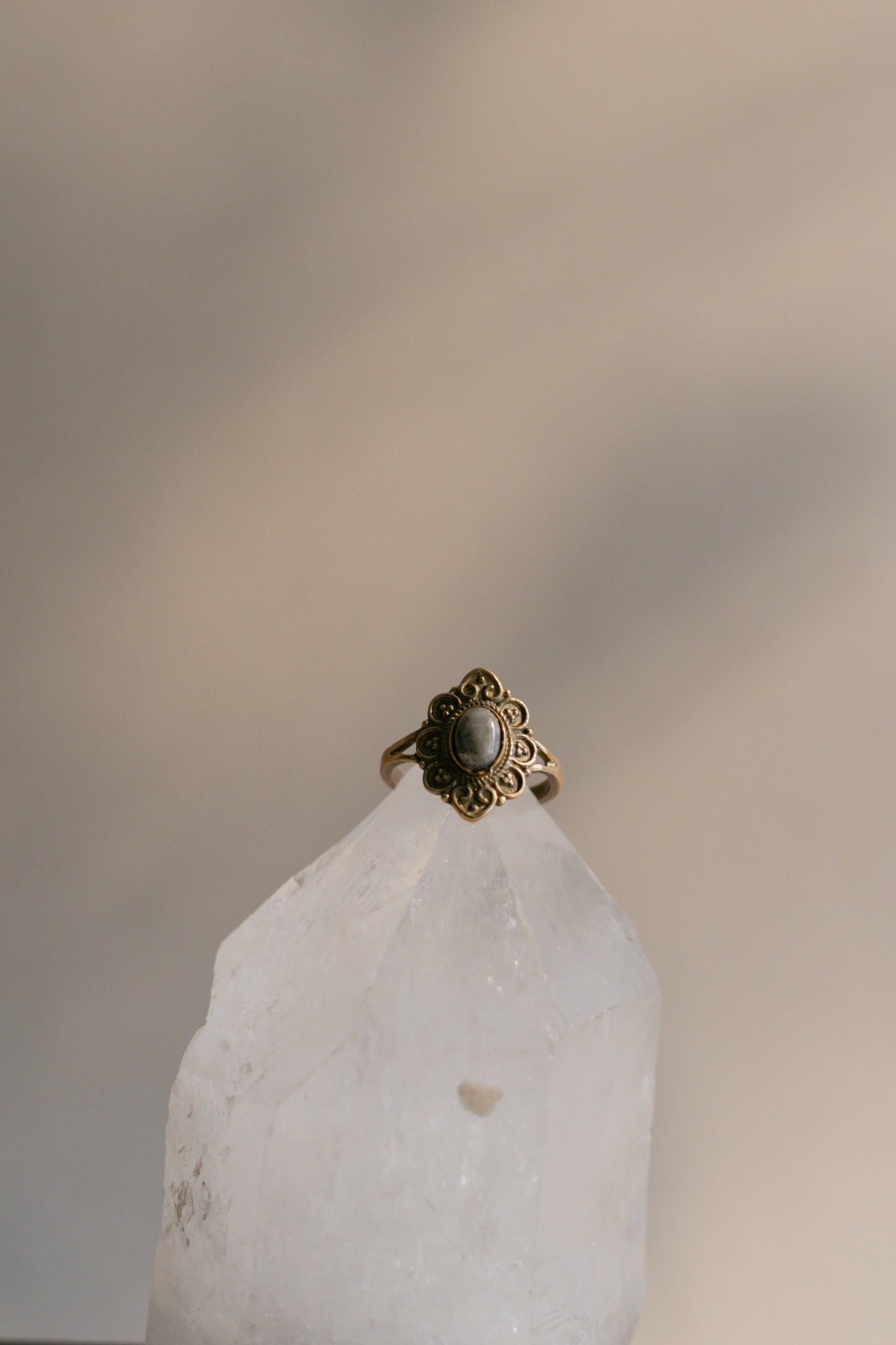Anillo de howlita - Joyería mágica