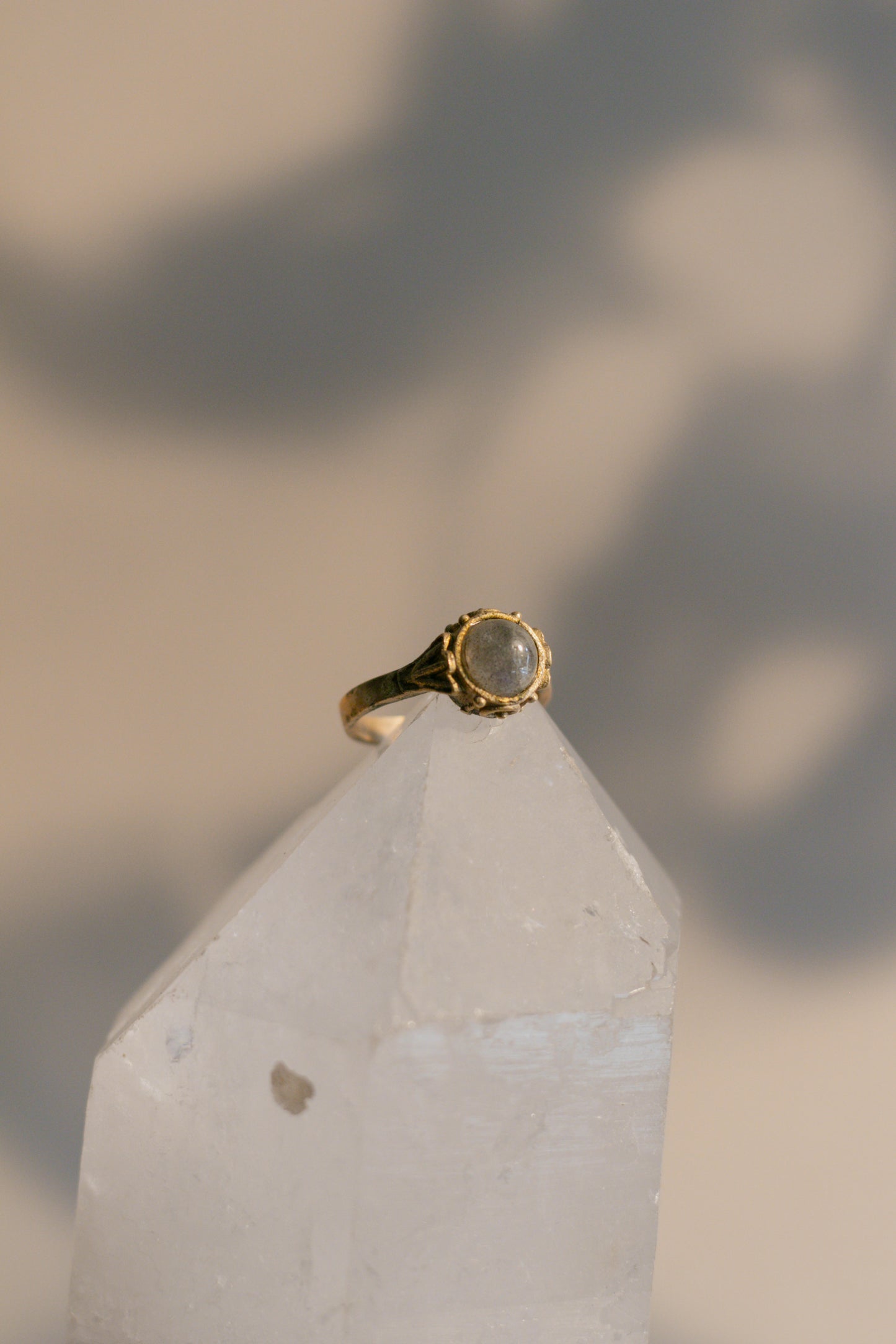 Anillo de labradorita - Joyería mágica