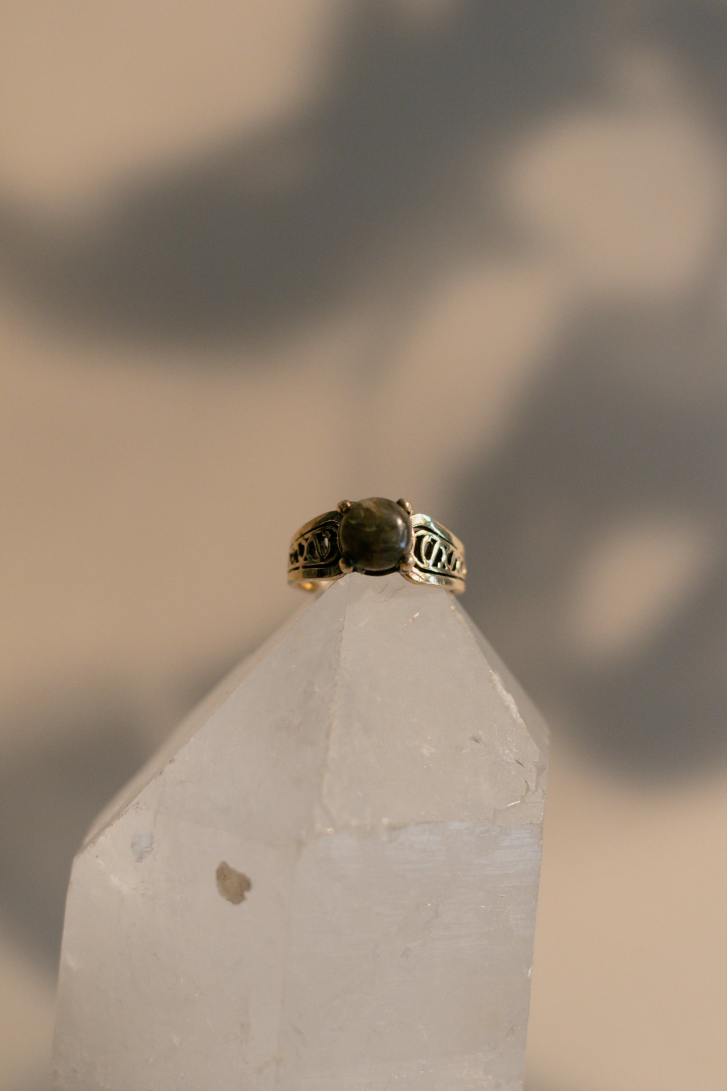 Anillo de labradorita - Joyería mágica