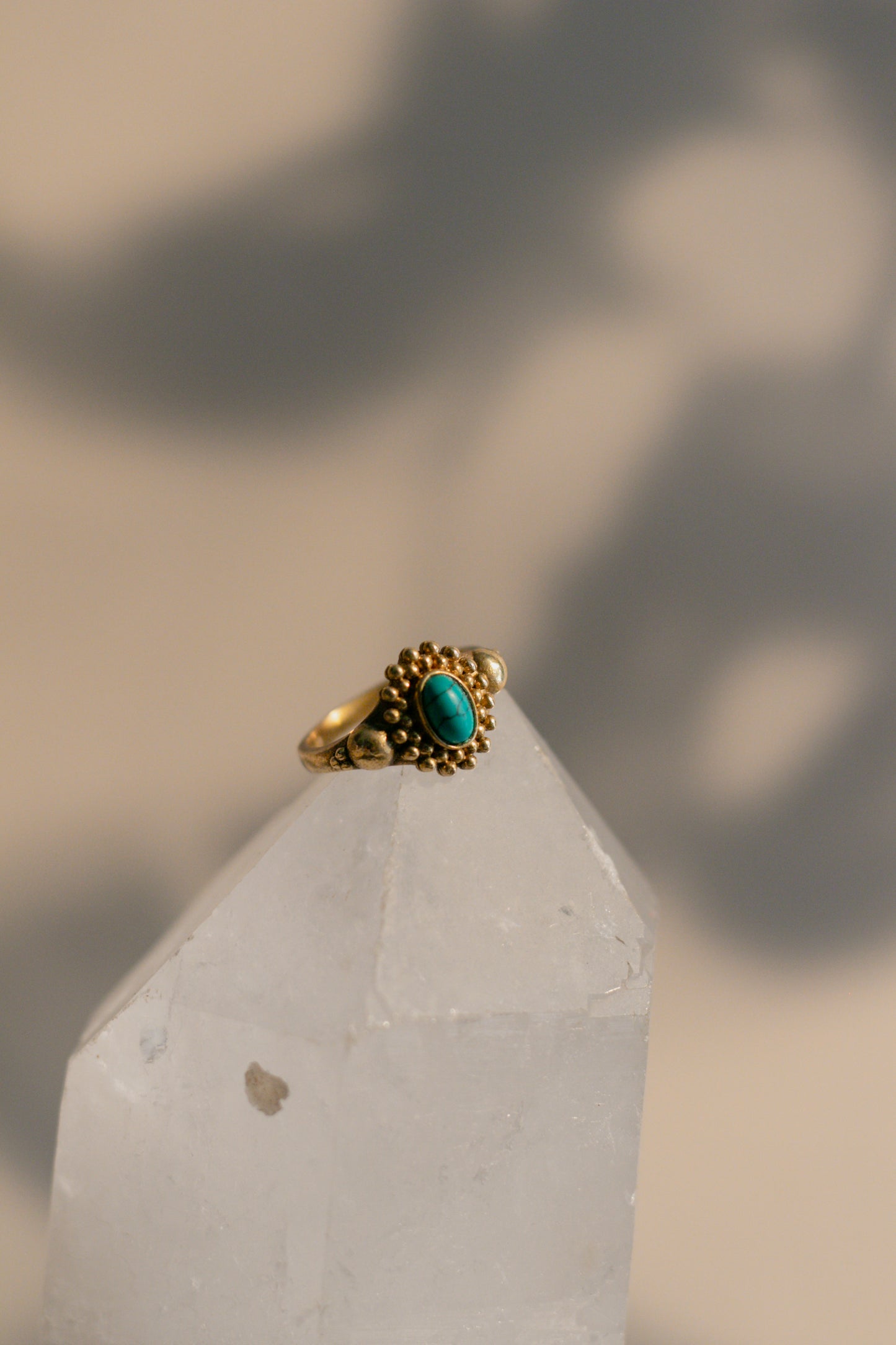 Anillo de howlita azul - Joyería mágica