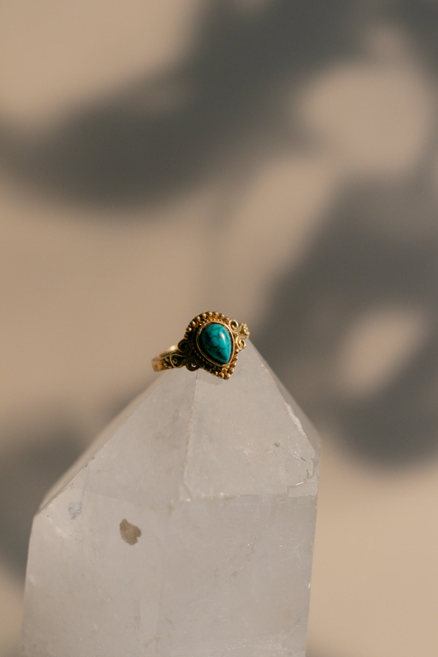 Anillo de howlita azul - Joyería mágica