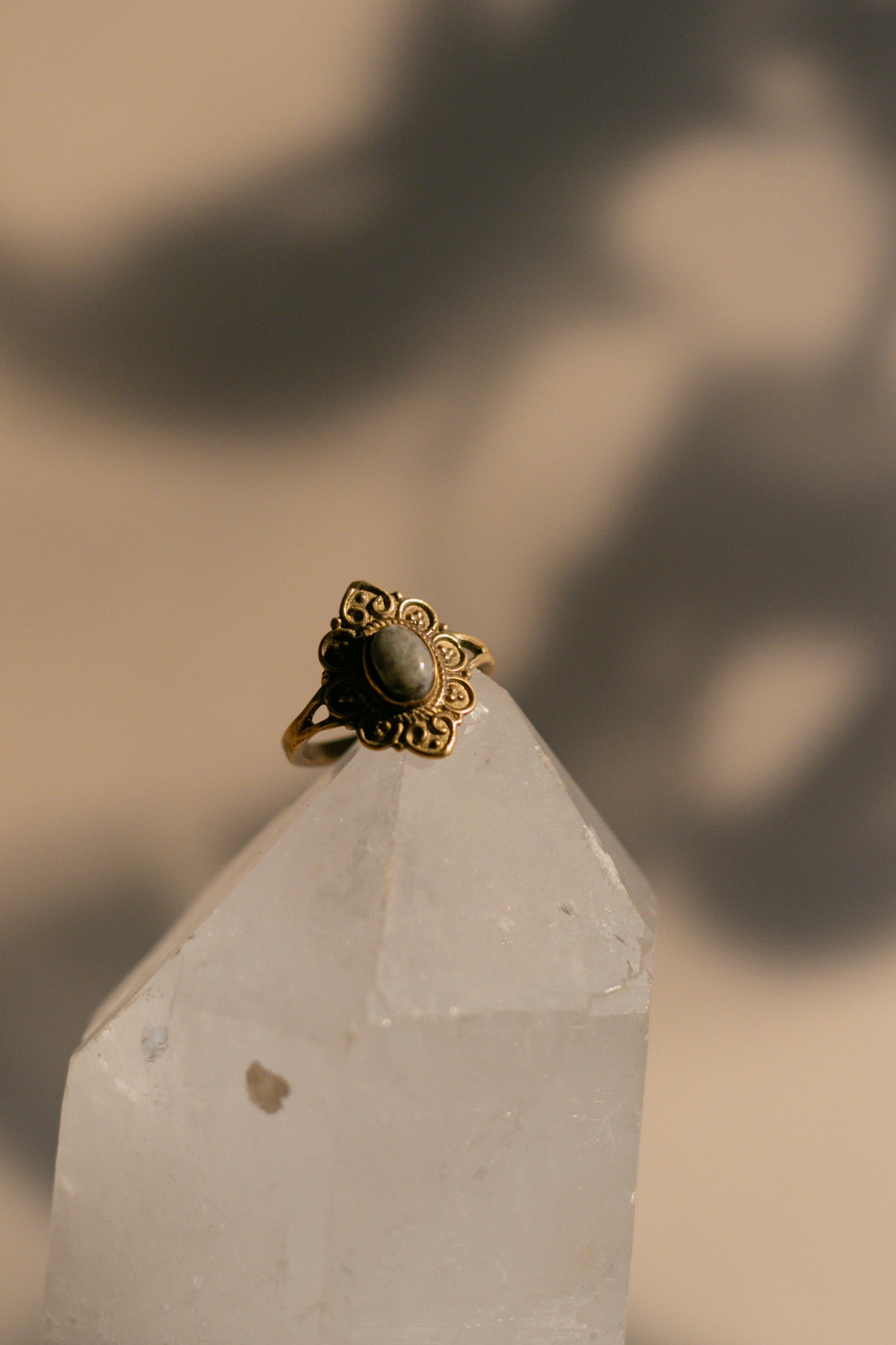 Anillo de howlita - Joyería mágica