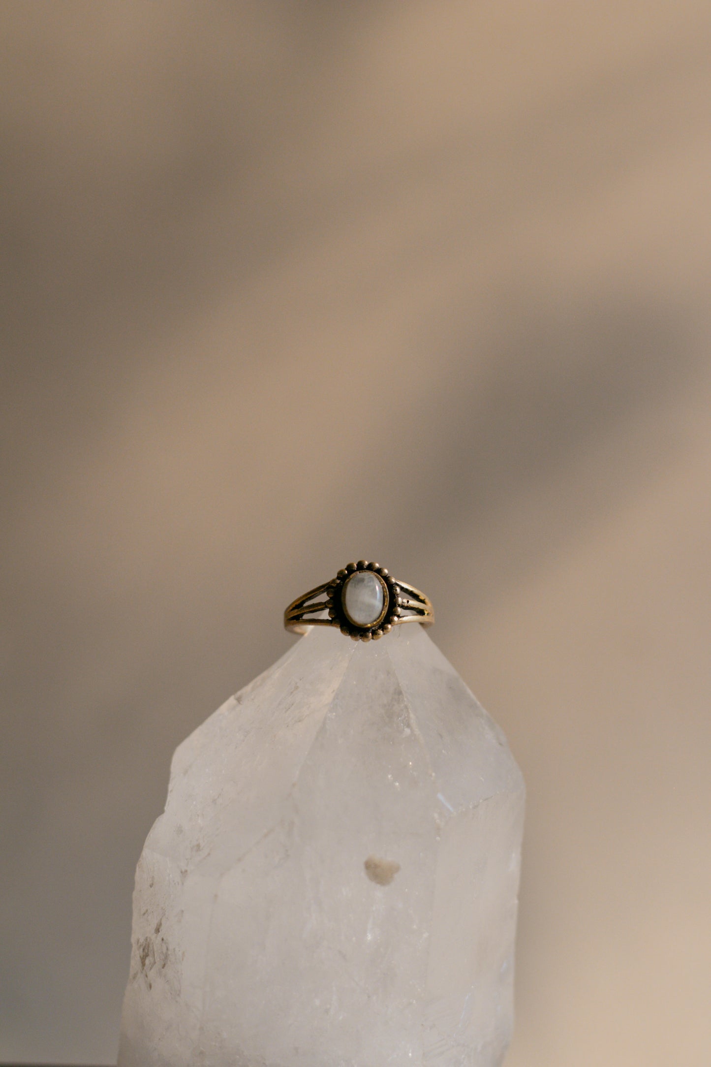 Anillo de piedra luna - Joyería mágica